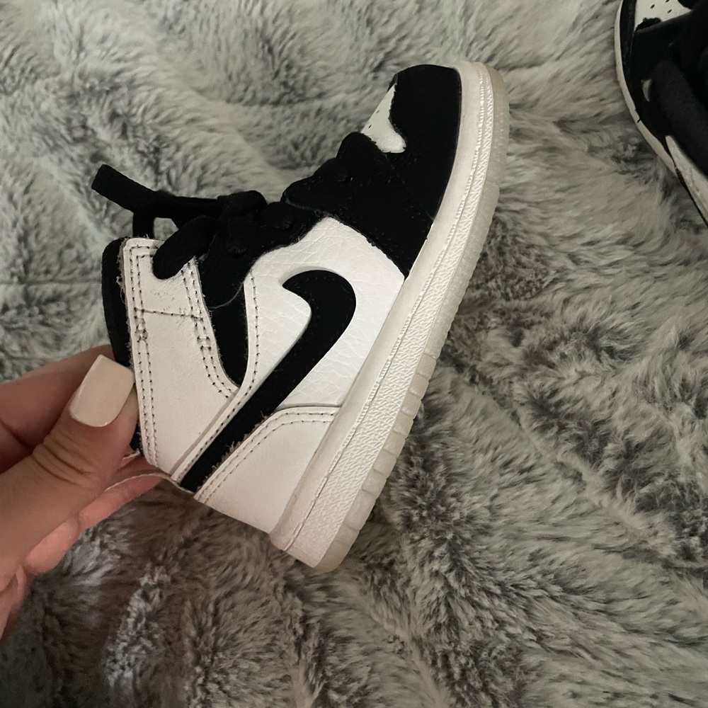 Black and White jordan 1 5c